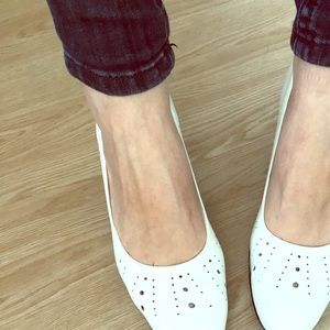 Perfect 1970s white Selby pumps, sz 7